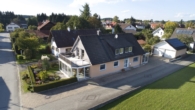 Ansicht Süd/Ost - 2-FAM.HAUS / 2x ETW mit GARTEN/GARAGEN+PV-ANLAGE – DIREKT am ORTSRAND! LENGENFELD – GEM.PÜRGEN – 5km von LL