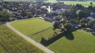 Luftaufnahme II - — VERKAUFT — 2-FAM.HAUS / 2x ETW mit GARTEN/GARAGEN+PV-ANLAGE – DIREKT am ORTSRAND! LENGENFELD – GEM.PÜRGEN – 5km von LL