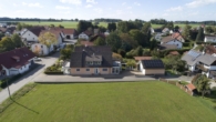 Luftaufnahme I - — VERKAUFT — 2-FAM.HAUS / 2x ETW mit GARTEN/GARAGEN+PV-ANLAGE – DIREKT am ORTSRAND! LENGENFELD – GEM.PÜRGEN – 5km von LL