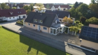 Ansicht Nord/Ost - — VERKAUFT — 2-FAM.HAUS / 2x ETW mit GARTEN/GARAGEN+PV-ANLAGE – DIREKT am ORTSRAND! LENGENFELD – GEM.PÜRGEN – 5km von LL