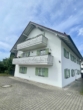 Ansicht Ost - — RESERVIERT — GEMÜTLICHE – IDYLLISCHE – 2 ZIMMER – GARTEN/TERRASSEN – WOHNUNG mit EBK+KFZ-PLÄTZEN!