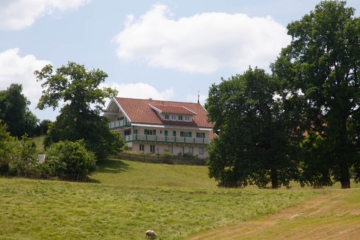 UNIKAT mit traumhaftem WEITBLICK direkt am ORTSRAND! Grosses WH / 3x ETW mit MODERNSTEM STANDARD u. VIELEN EXTRAS!, 86934 Reichling-Ludenhausen, Zweifamilienhaus