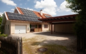 Ansicht-Süd - UNIKAT mit traumhaftem WEITBLICK direkt am ORTSRAND! Grosses WH / 3x ETW mit MODERNSTEM STANDARD u. VIELEN EXTRAS!