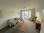 Wohnzimmer KI optmiert - — RESERVIERT — 3-ZIMMER – ETW mit BALKON und GARAGE/KFZ-PLATZ KAUFERING!
