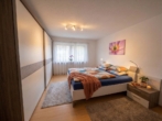 Schlafzimmer - — VERKAUFT — SCHICKE – GERÄUMIGE 3/4 ZIMMER-ETW mit großem BALKON in RUHIGER WOHNLAGE von BUCHLOE!