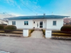 Haus Ansicht Eingang - — VERMIETET — BUNGALOW mit TOLLEM GARTEN / Doppel-GARAGE + AUSGEBAUTER KELLER! HURLACH – Lkr.LL