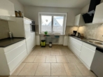 Küche mit EBK - — VERMIETET — BUNGALOW mit TOLLEM GARTEN / Doppel-GARAGE + AUSGEBAUTER KELLER! HURLACH – Lkr.LL