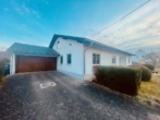 Ansicht mit Doppel-GA - — VERMIETET — BUNGALOW mit TOLLEM GARTEN / Doppel-GARAGE + AUSGEBAUTER KELLER! HURLACH – Lkr.LL